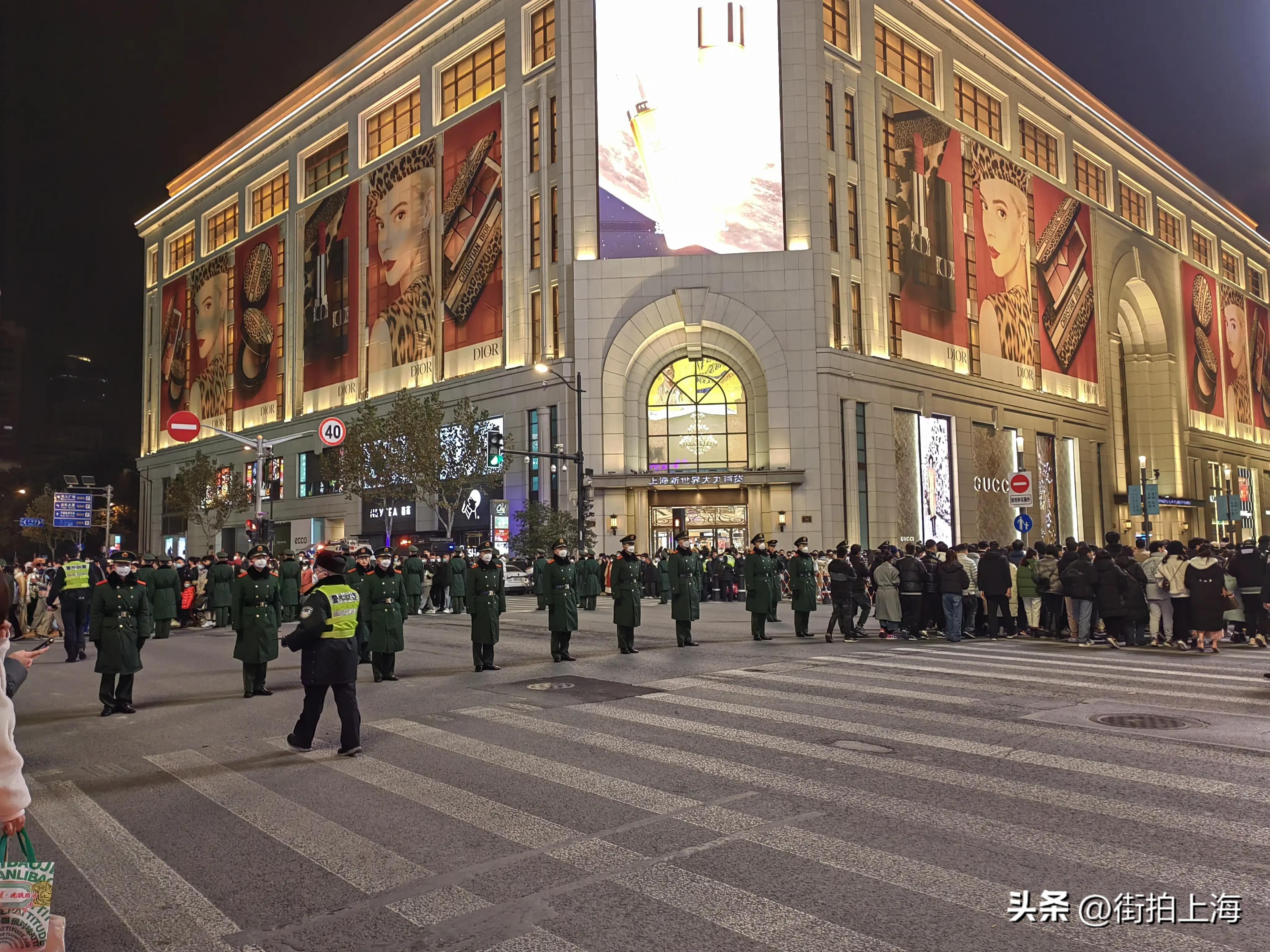 上海跨年夜再现“拉链式人墙”