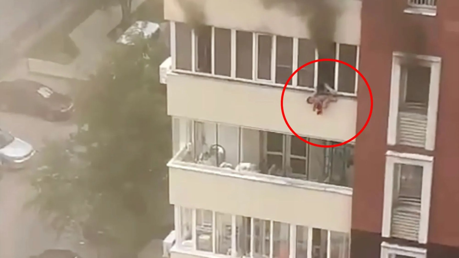 父母将孩子从100英尺高的窗户扔出去逃离燃烧的大楼