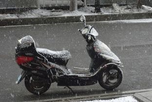 下雪怎么开电动车_电动车雨雪天如何防滑