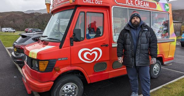 向斯凯岛居民出售食品杂货的冰淇淋车在被“伊莎”风暴袭击后修复
