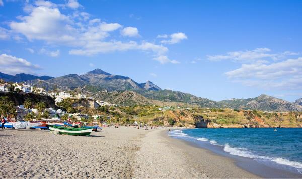 西班牙曾经美丽的海滩被如此多的游客和“平庸”的食物破坏了