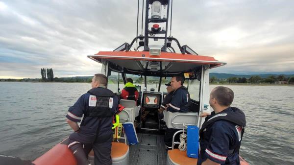 罗托鲁瓦湖海岸警卫队从罗托鲁瓦湖营救了四名游泳者